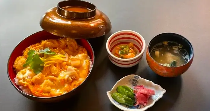 【秋田県・角館・田沢湖】こたつ体験+わらび座小劇場公演+お食事（比内地鶏の極上親子丼）+ご入浴