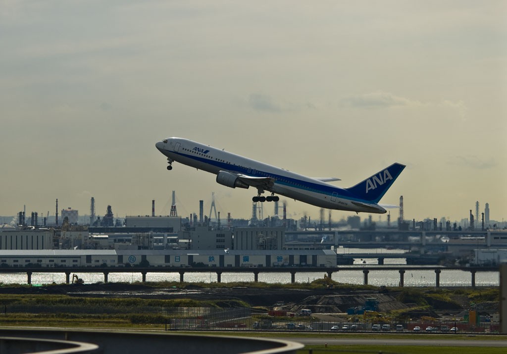 飛行機、羽田空港