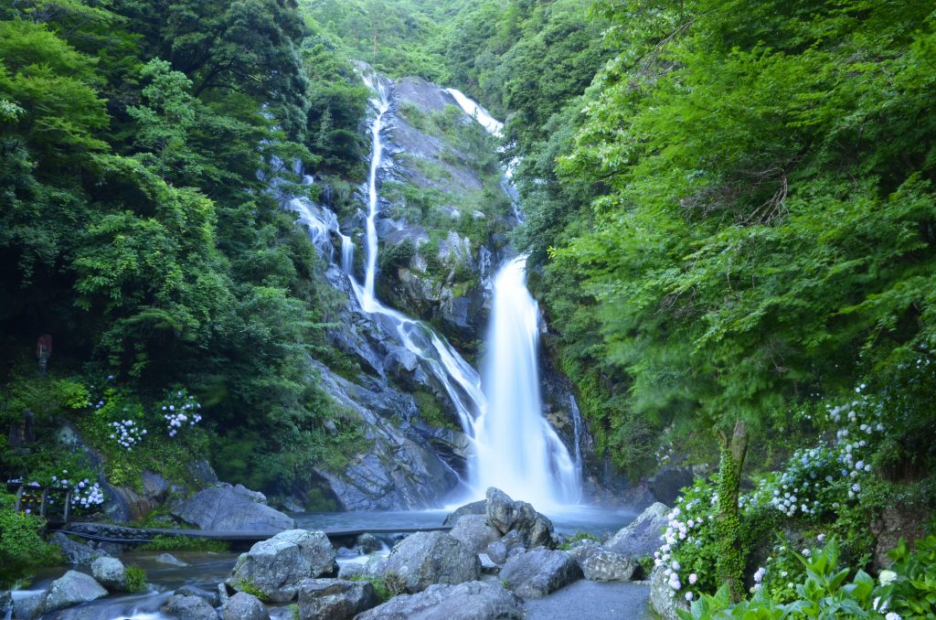 見帰りの滝