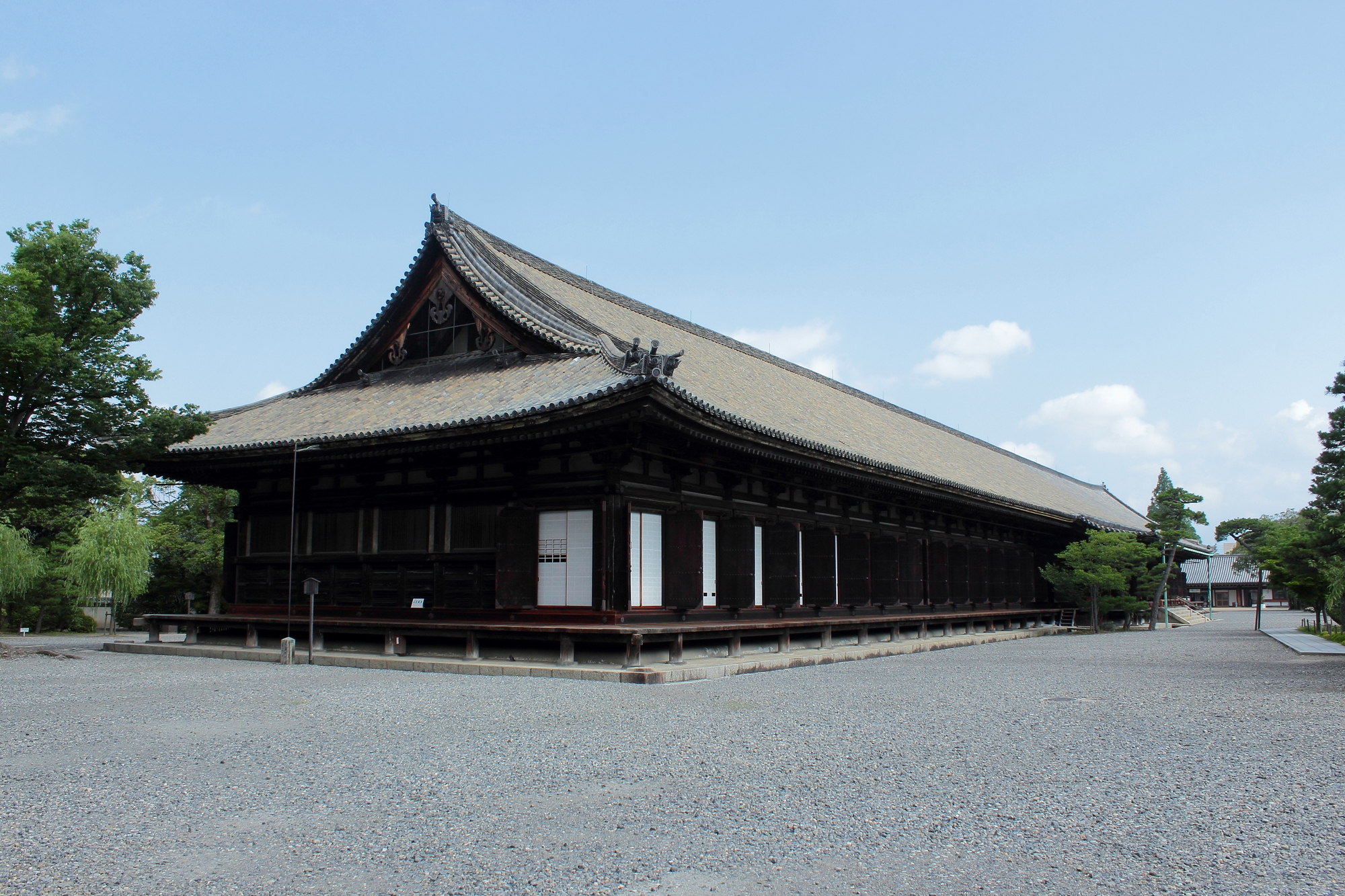 数多くの仏像を見られる 三十三間堂の見どころをご紹介 エアトリ トラベルコラム