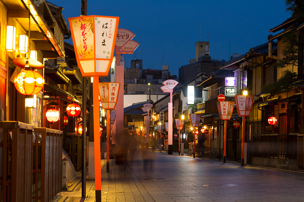 (写真⑦)祇園(花見小路通り)