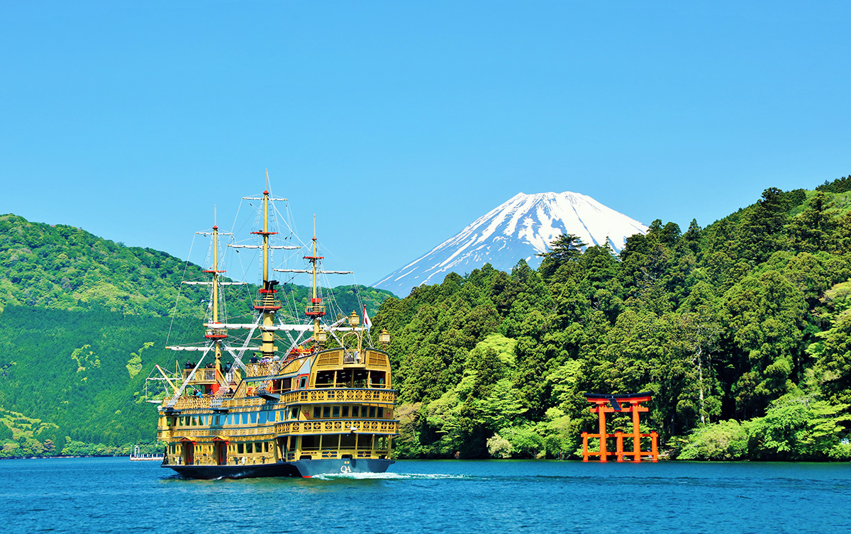 芦ノ湖をクルージングする遊覧船