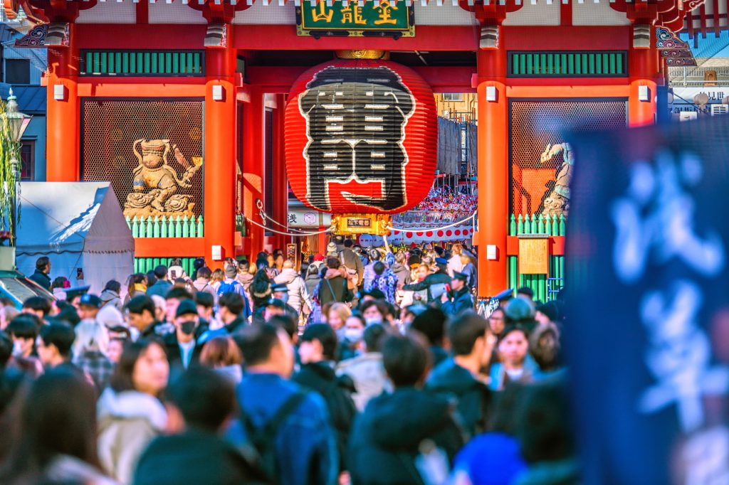 多くの人で賑わう浅草寺の雷門と大きな赤提灯