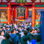 多くの人で賑わう浅草寺の雷門と大きな赤提灯
