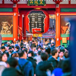 多くの人で賑わう浅草寺の雷門と大きな赤提灯