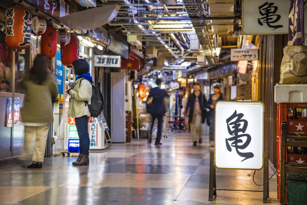 レトロな看板が並ぶ浅草地下街