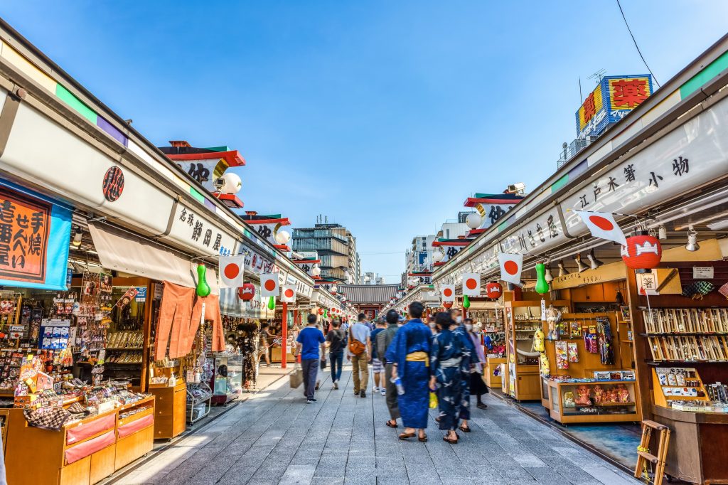 人々で賑わう浅草寺の仲見世通りと並ぶお土産店