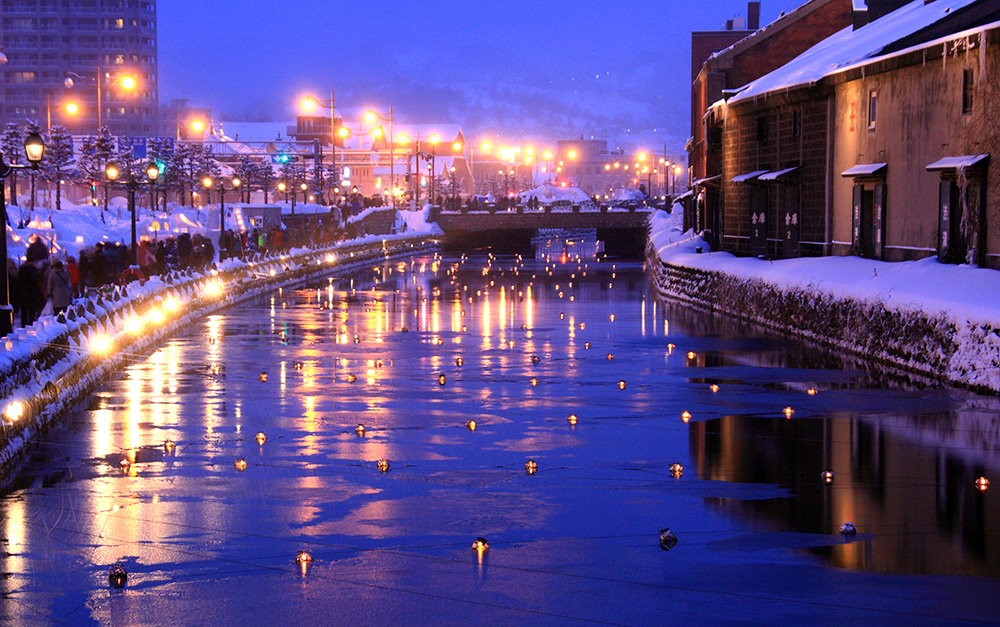 ガス灯に照らされた小樽運河の街並み
