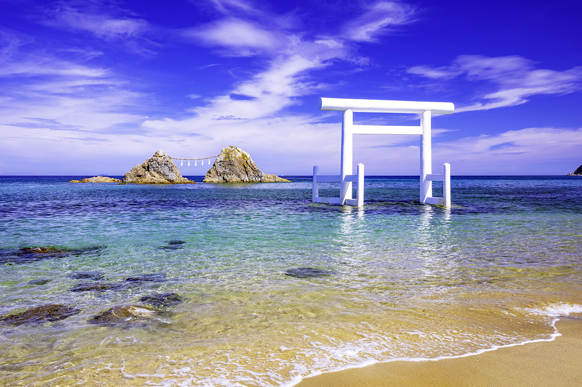 桜井二見ヶ浦の白い鳥居と夫婦岩