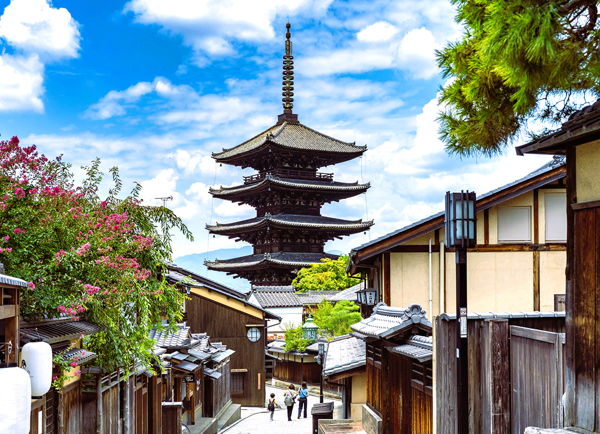 東山に佇む八坂の塔