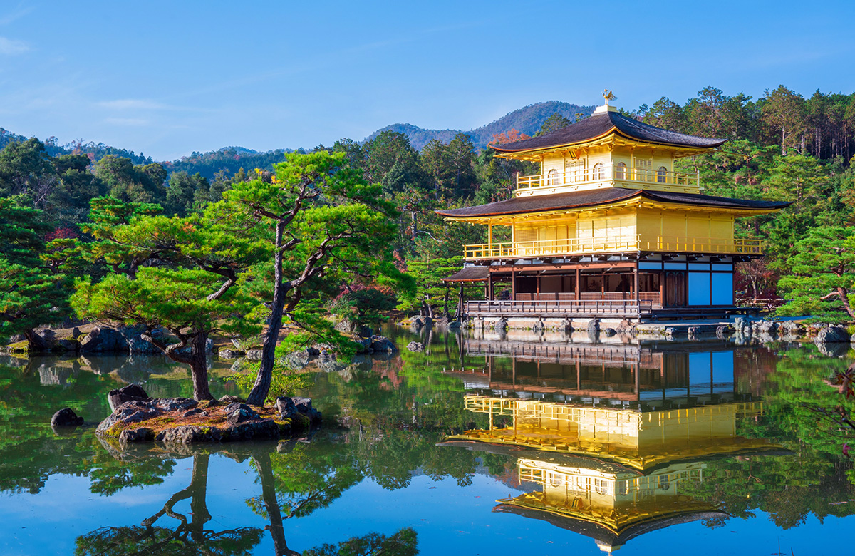 鏡湖池と鹿苑寺金閣