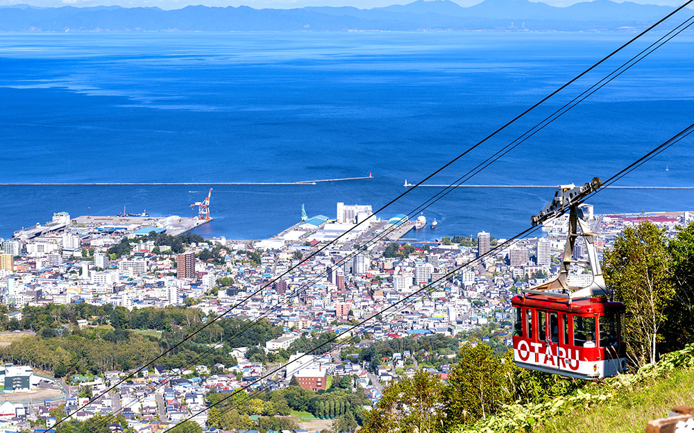 天狗山から街を見下ろすロープウェイ