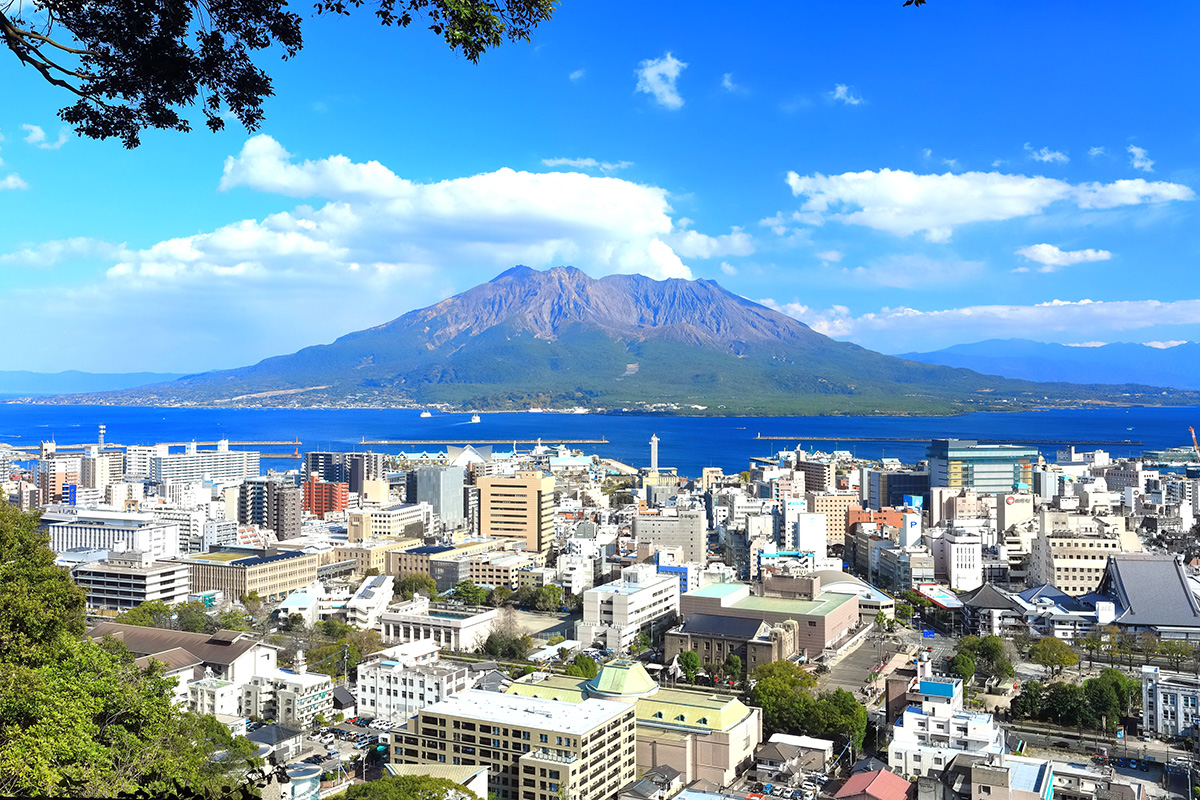 城山公園展望台から見た桜島と手前に広がる市街地の風景