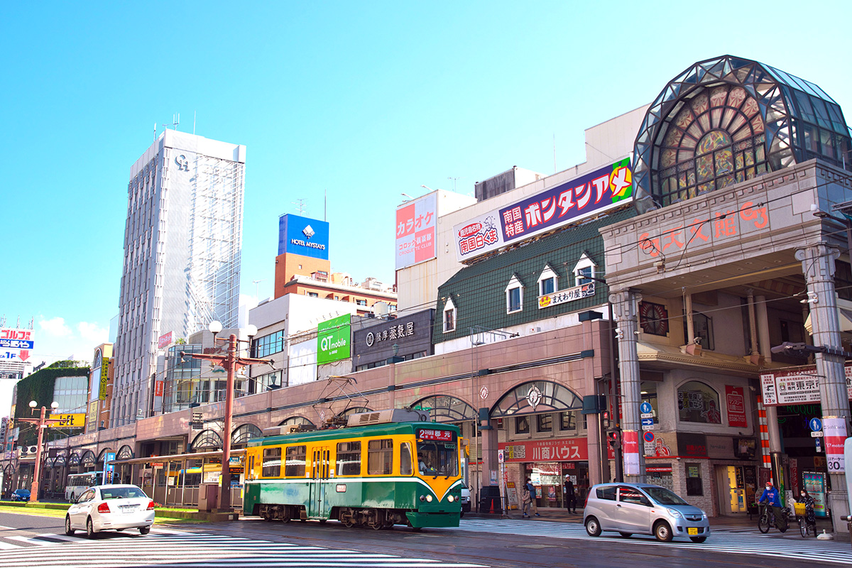 天文館と手前を走る路面電車