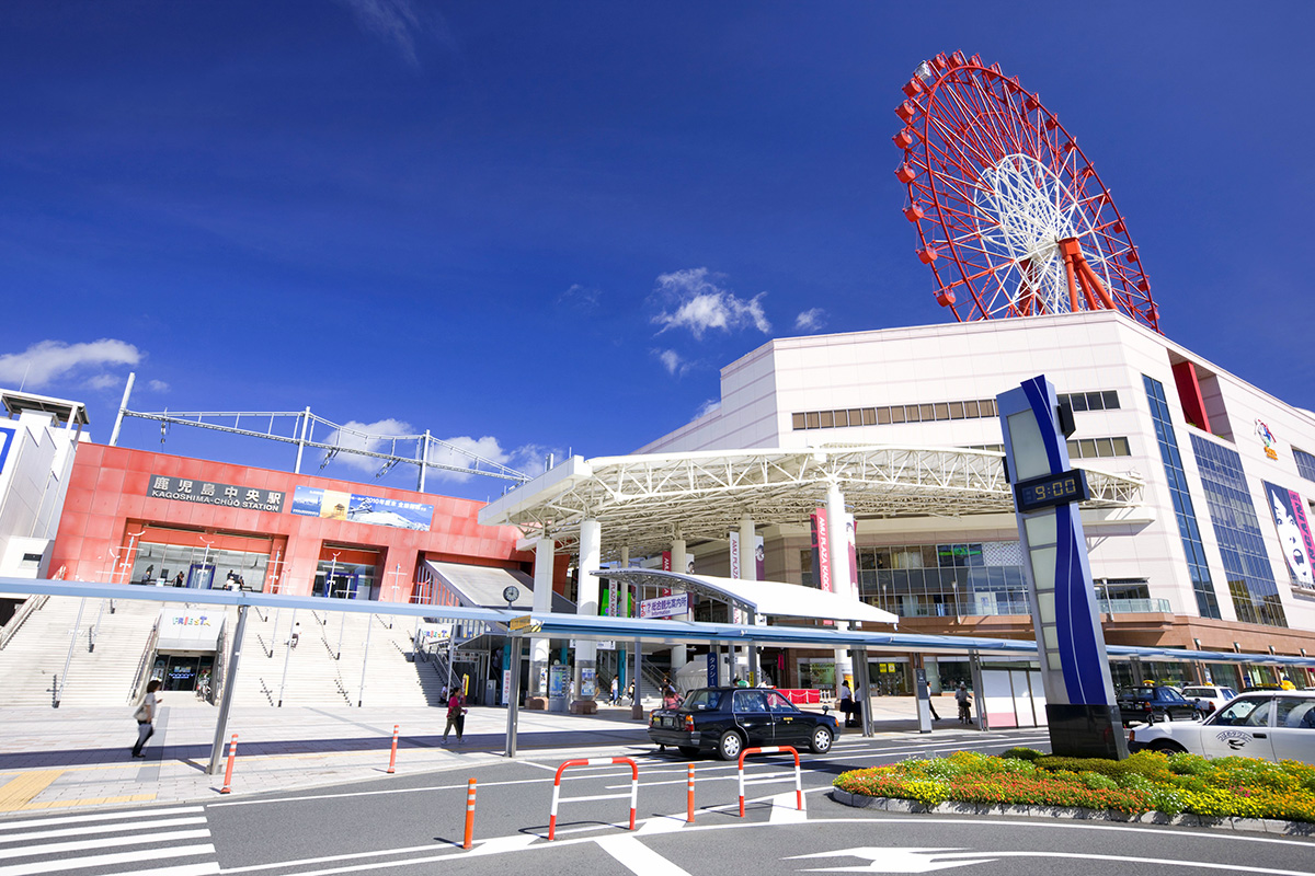 鹿児島中央駅のシンボルである大観覧車「アミュラン」と駅前広場の風景