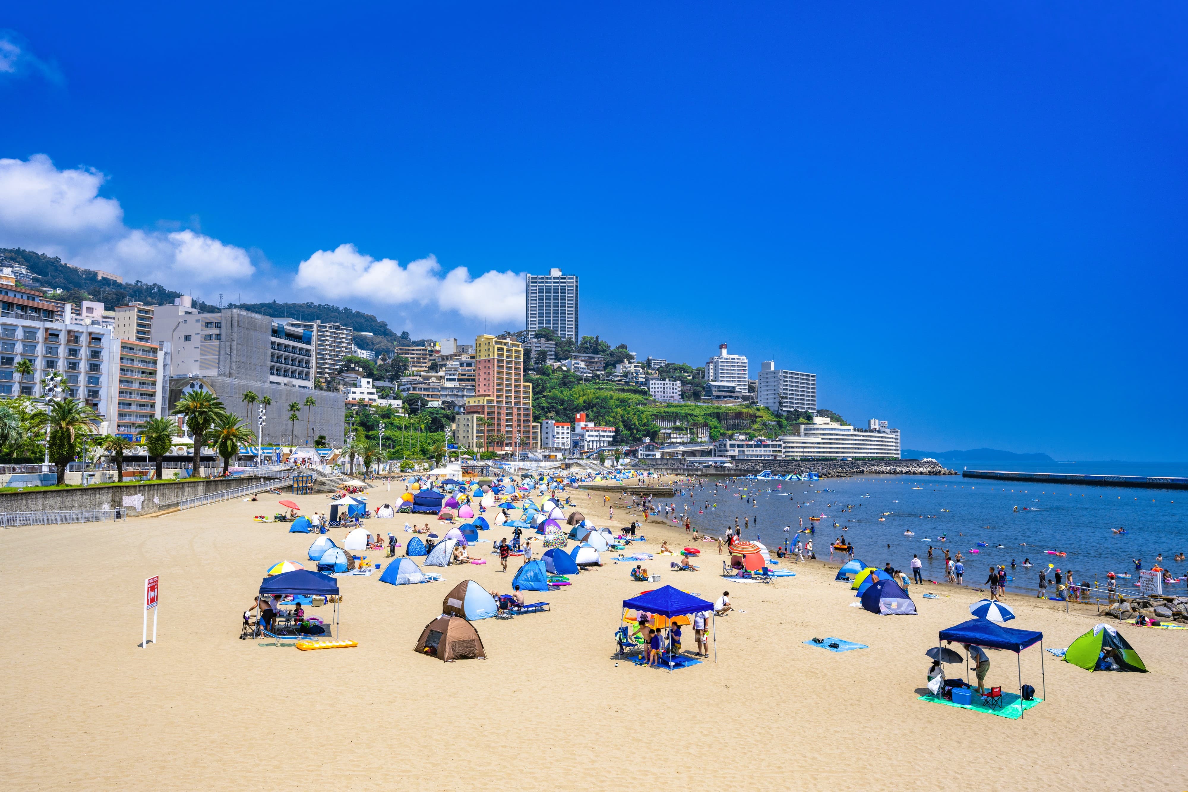 観光客で賑わう熱海サンビーチ