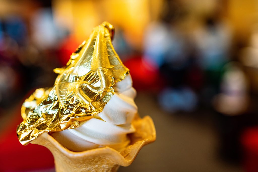 金沢名物、一枚丸ごとの金箔があしらわれた贅沢な金箔ソフトクリーム