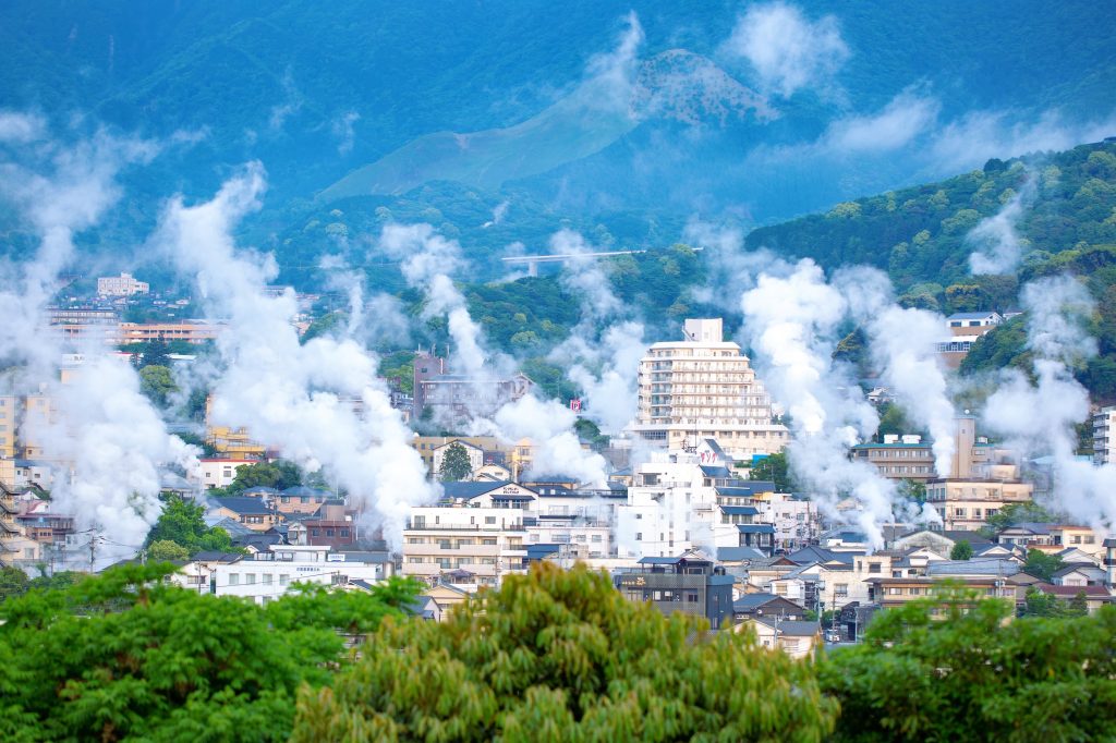 湯煙が立ち上る別府の街風景