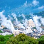 湯煙が立ち上る別府の街風景