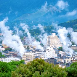 湯煙が立ち上る別府の街風景
