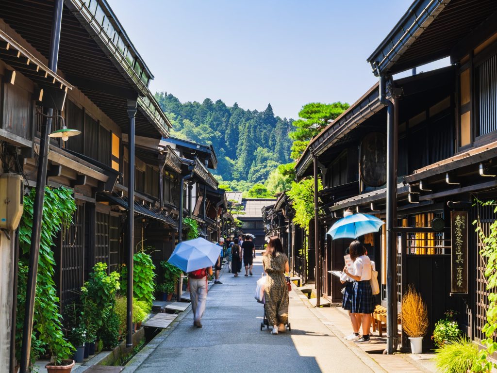 江戸時代の面影を今に伝える飛騨高山の「古い町並」の夏の景観