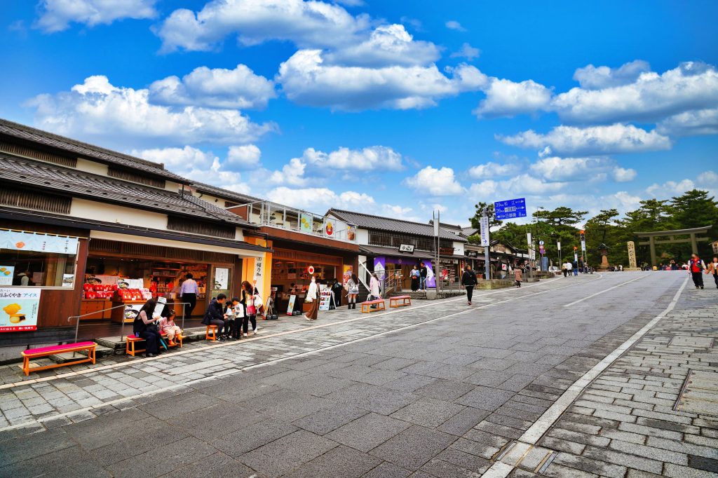 神門通りのレトロな街並みとお土産店