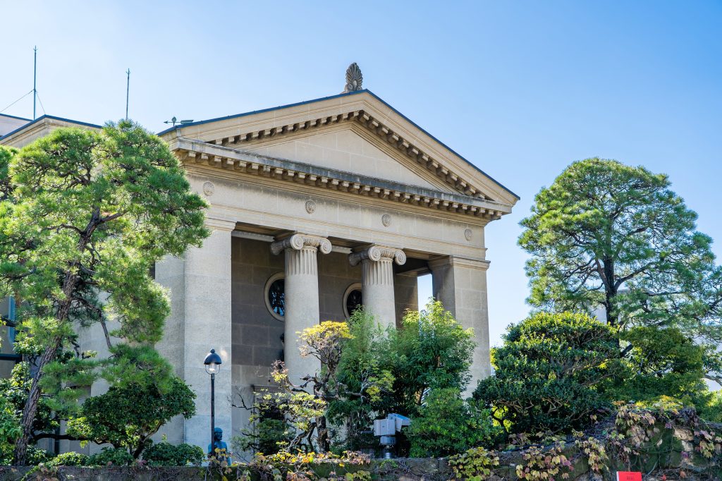 大原美術館の神殿風の本館外観