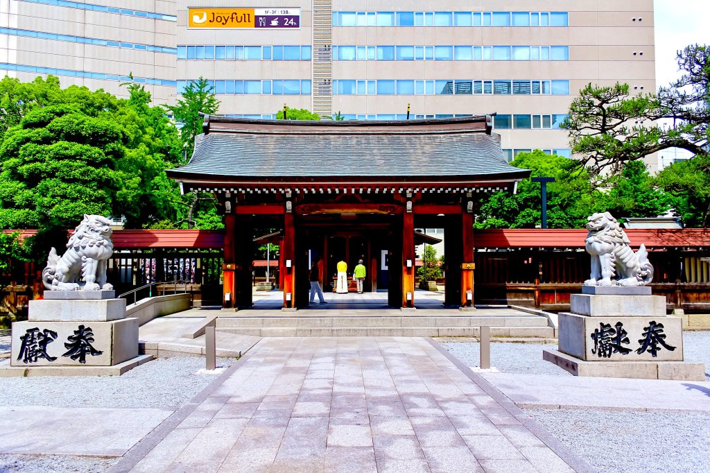 商業ビルに囲まれた警固神社