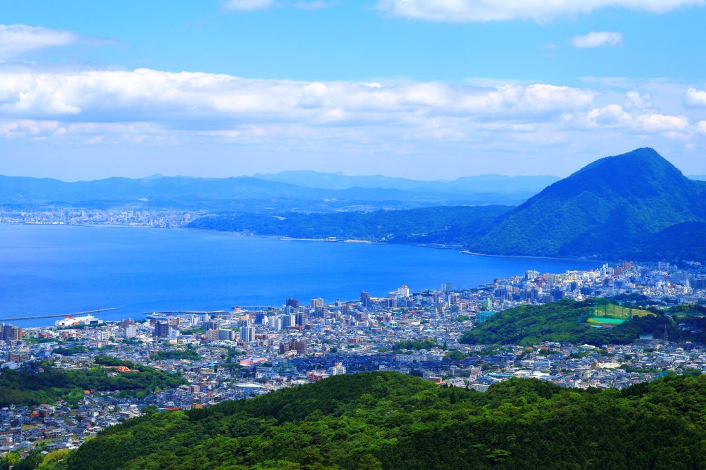 十文字原展望台から見下ろす別府市街地と美しい別府湾のパノラマ絶景