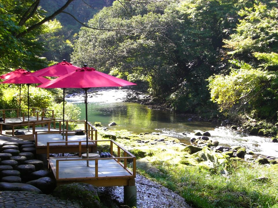山中温泉の鶴仙渓に設置される川床