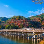 嵐山の美しい渡月橋と桂川の風景