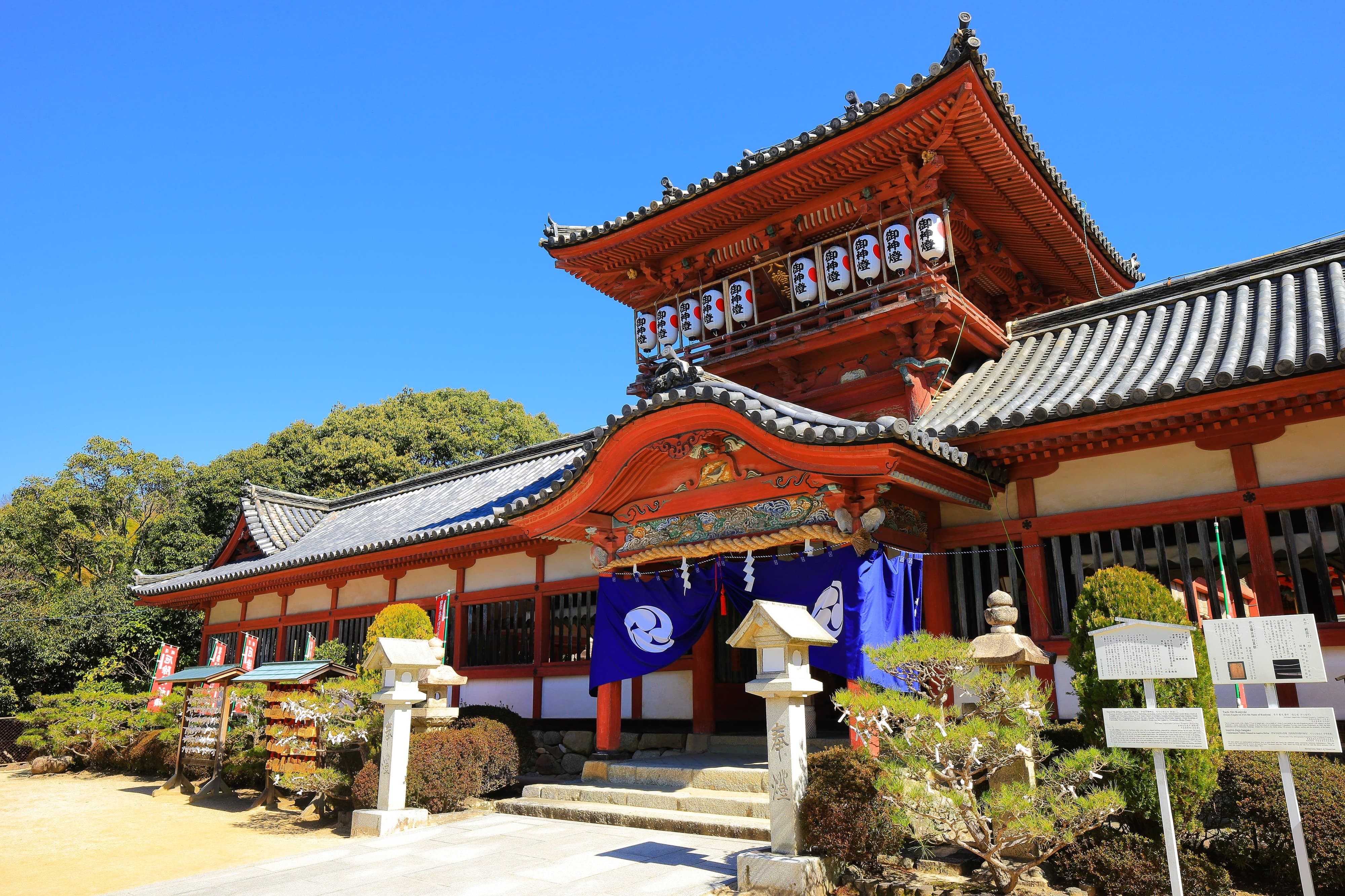 伊佐爾波神社の鮮やかな朱塗りの楼門