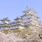 桜と青空に映える白鷺城こと姫路城の大天守