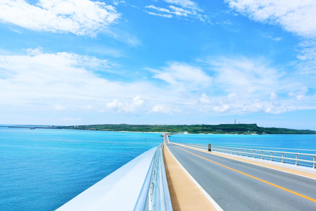 海の上をまっすぐに伸びる壮大な伊良部大橋