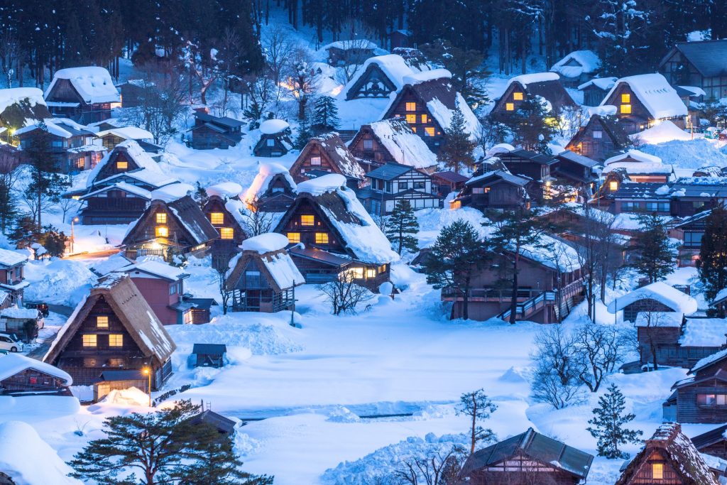 世界遺産に登録されている白川郷のノスタルジックな合掌造り集落の雪風景