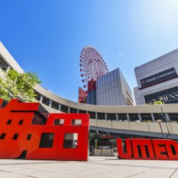 梅田HEP FIVE前の阪急サン広場「梅田イス」
