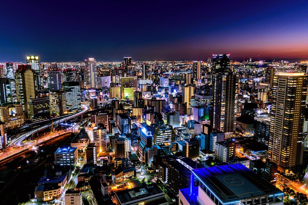 夜の梅田スカイビルから眺める大阪駅付近の夜景