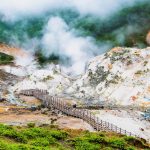 湯煙が立ち上る登別温泉のシンボル・地獄谷の風景