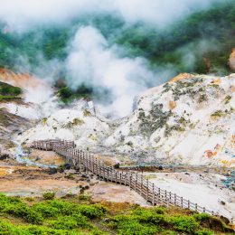 湯煙が立ち上る登別温泉のシンボル・地獄谷の風景