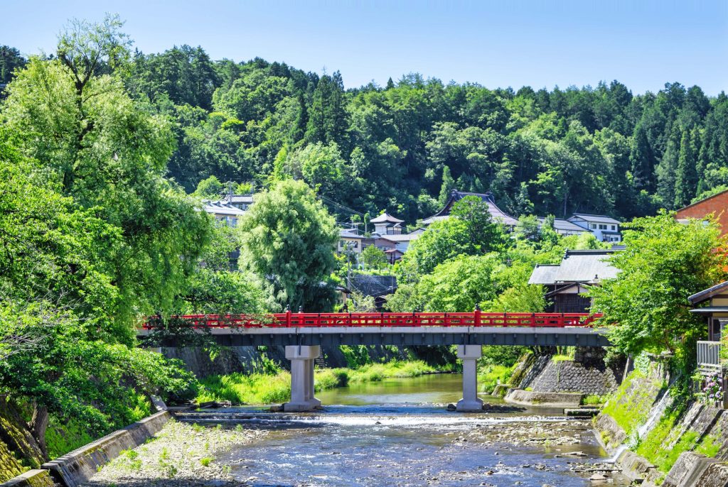 高山市街地を流れる宮川に架かる、鮮やかな朱色が目を引く「中橋」