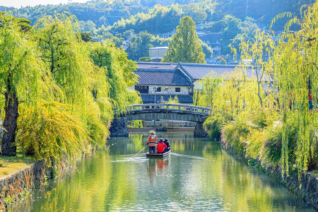秋の倉敷美観地区の川風景