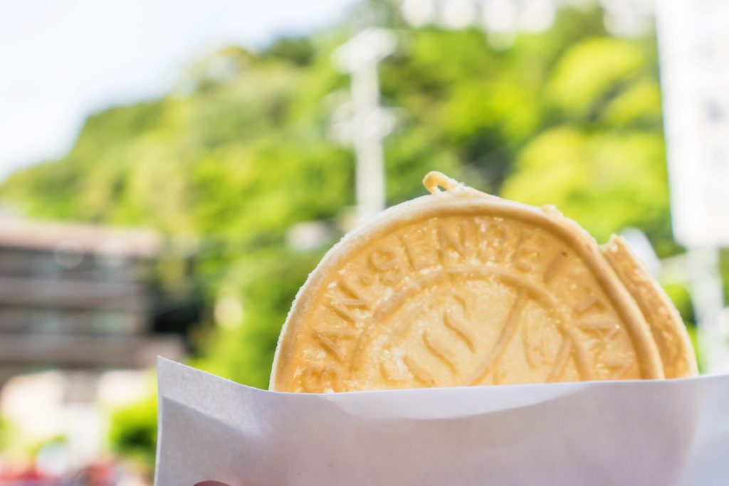 パリッとした食感と優しい甘さが特徴の有馬温泉名物・炭酸せんべい
