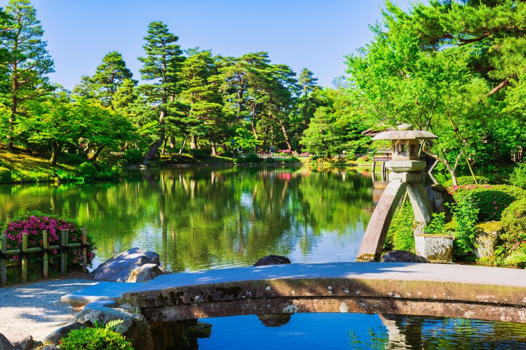 兼六園のシンボル「徽軫灯籠(ことじとうろう)」と霞ヶ池の美しい風景