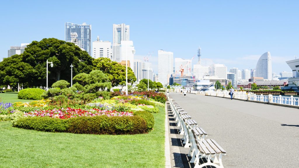 山下公園の色彩豊かな庭園風景
