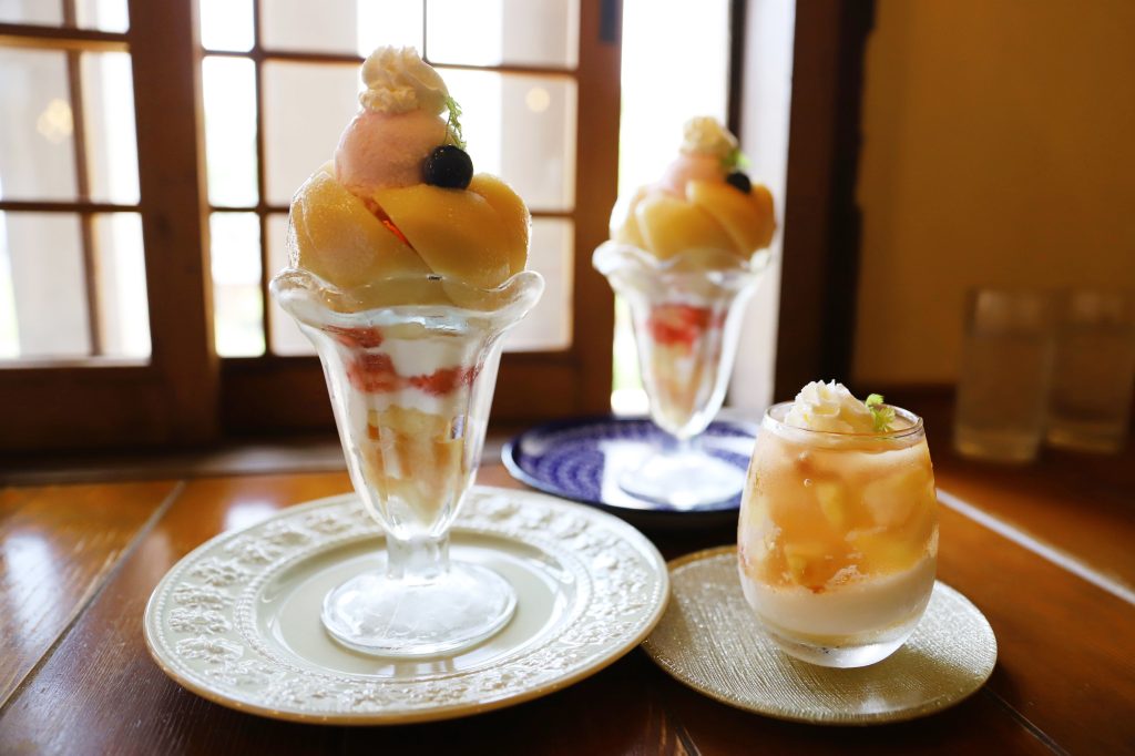 岡山の新鮮な白桃がたっぷり乗った贅沢なフルーツパフェ