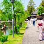 倉敷美観地区の美しい白壁の街並みと川沿いの柳並木