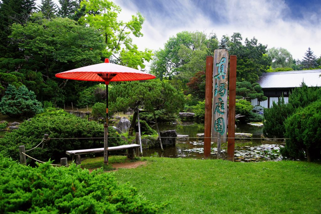 緑に囲まれた真鍋庭園の風