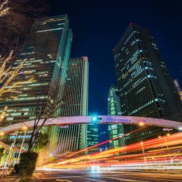 新宿の高層ビル群とネオンが輝く夜の街並み