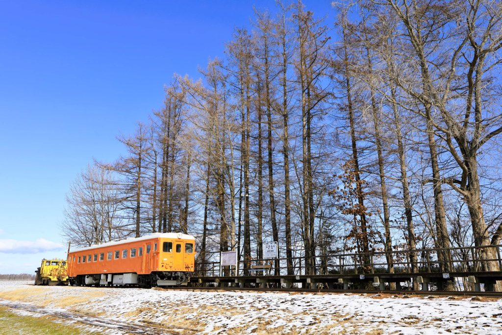 幸福駅に残る旧列車と幸福の鐘、夕暮れのロマンチックな風景