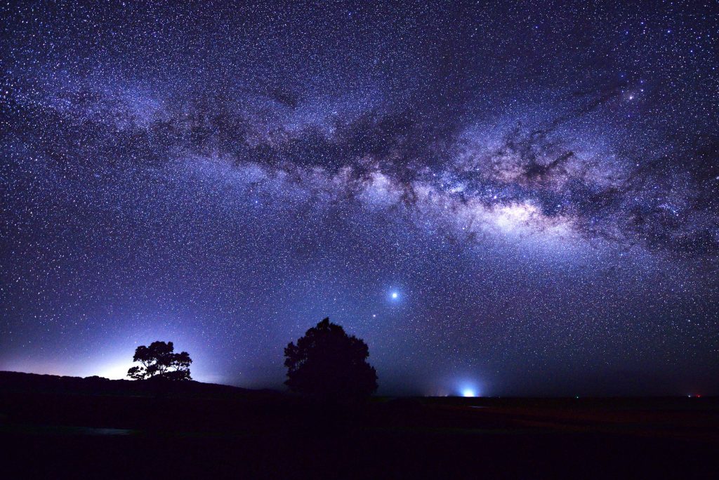 石垣島 八重山の夜空に広がる満天の星と天の川